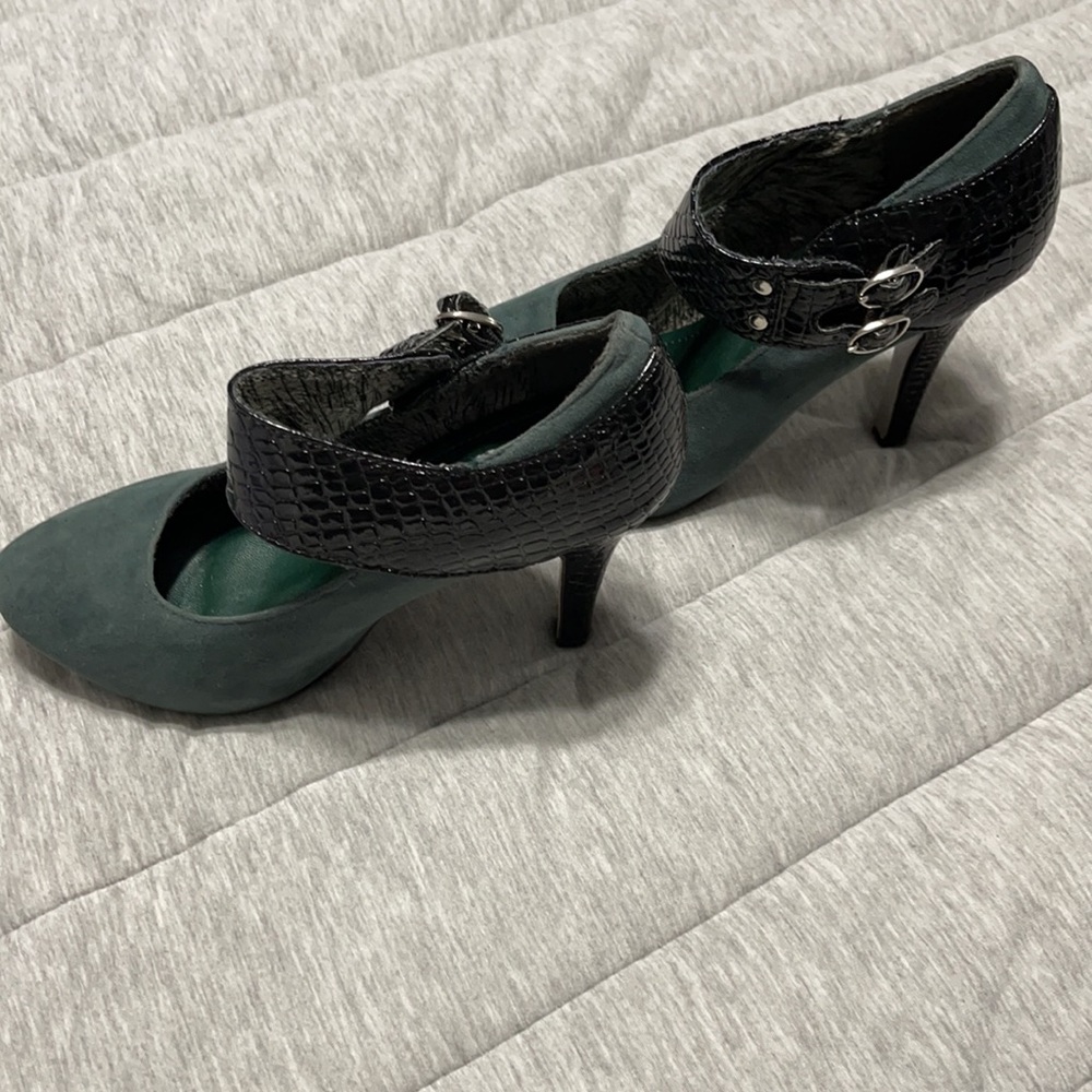 Shoes - Picture 4 of 4